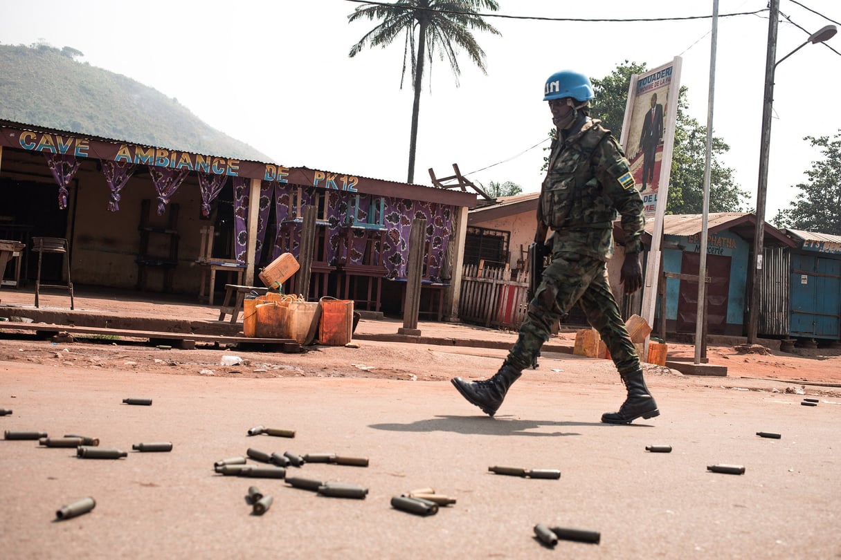 Un soldat de la Mission multidimensionnelle intégrée des Nations unies pour la stabilisation en République centrafricaine (Minusca) patrouille à PK12, à 12 kilomètres du centre-ville de Bangui, le 13 janvier 2021. © A United Nations Multidimensional Integrated Stabilization Mission in the Central African Republic (MINUSCA) soldier patrols in PK12, in front of a bar where it says « Ambiance of PK12 », in front of heavy weapon casings, 12 kilometres from downtown Bangui, on January 13, 2021 where fighting raged against the rebels of the Coalition of Patriots for Change (CPC) and loyalist forces. Rebel forces in the Central African Republic on January 13, 2021 launched two attacks close to the capital Bangui that were swiftly repelled, Central African Republic Interior Minister Henri Wanzet Linguissara said. 
(Photo by FLORENT VERGNES / AFP)