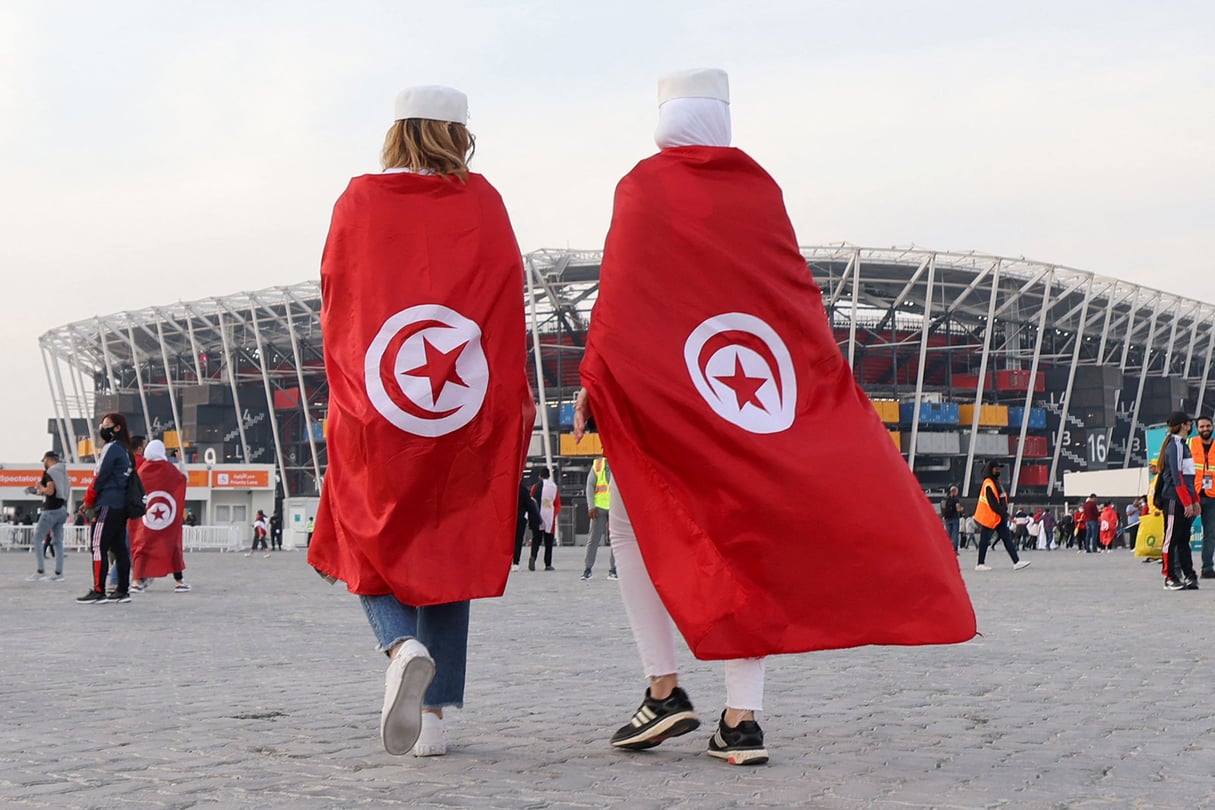 Des supporters tunisiens arrivent au stade 974 de Doha, au Qatar, avant le match de demi-finale de la Coupe arabe de la Fifa 2021 entre la Tunisie et l’Égypte, le 15 décembre 2021. © KARIM SAHIB/AFP