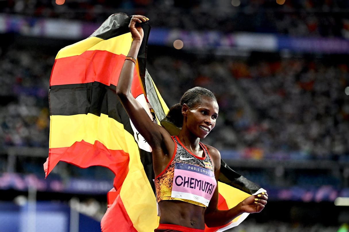 L’Ougandaise Peruth Chemutai célèbre sa médaille d’argent © Jewel SAMAD / AFP