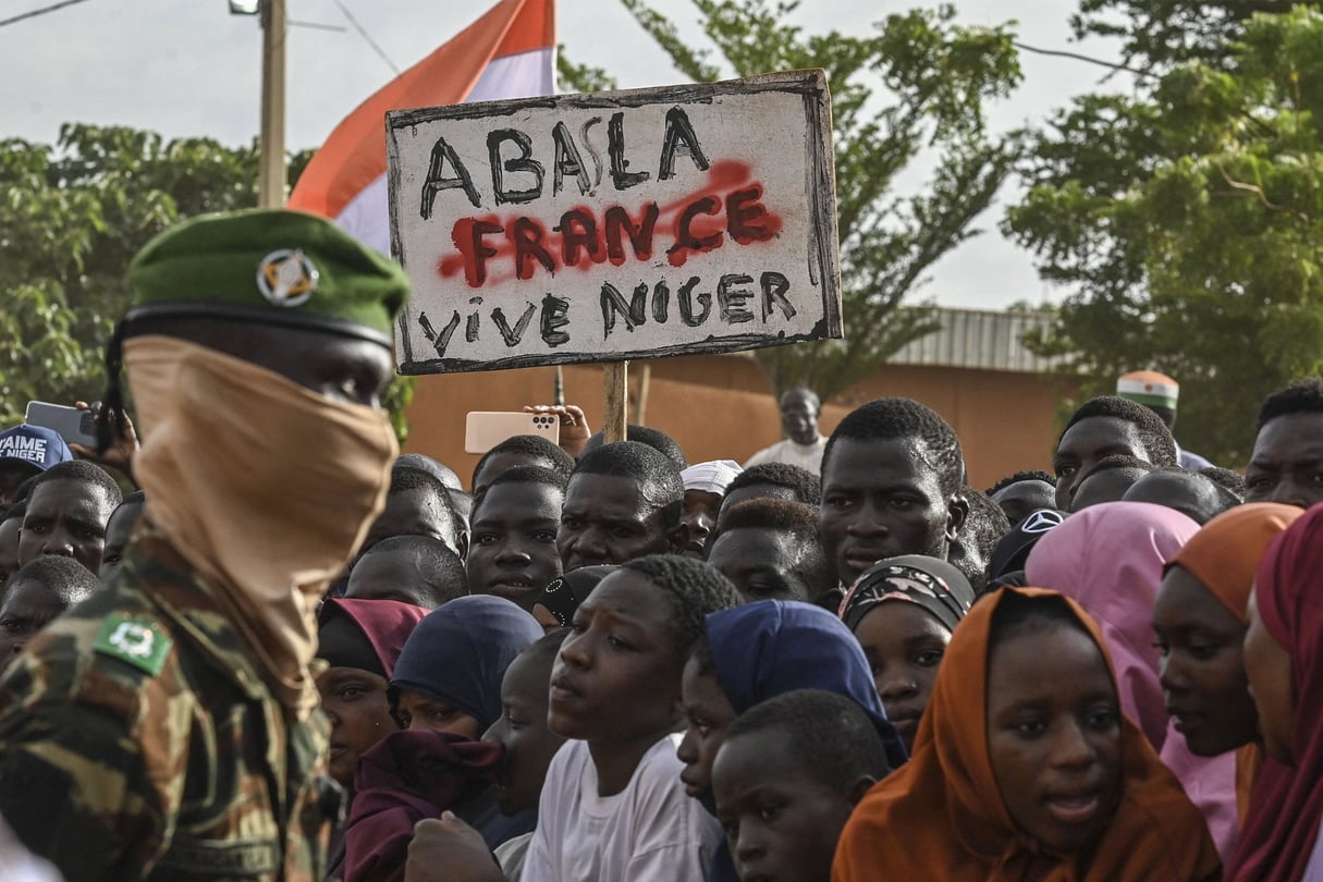 Des partisans du Conseil national de sauvegarde de la patrie (CNSP) manifestent à Niamey, le 16 septembre 2023, pour exiger le départ de l’armée française du Niger. © AFP