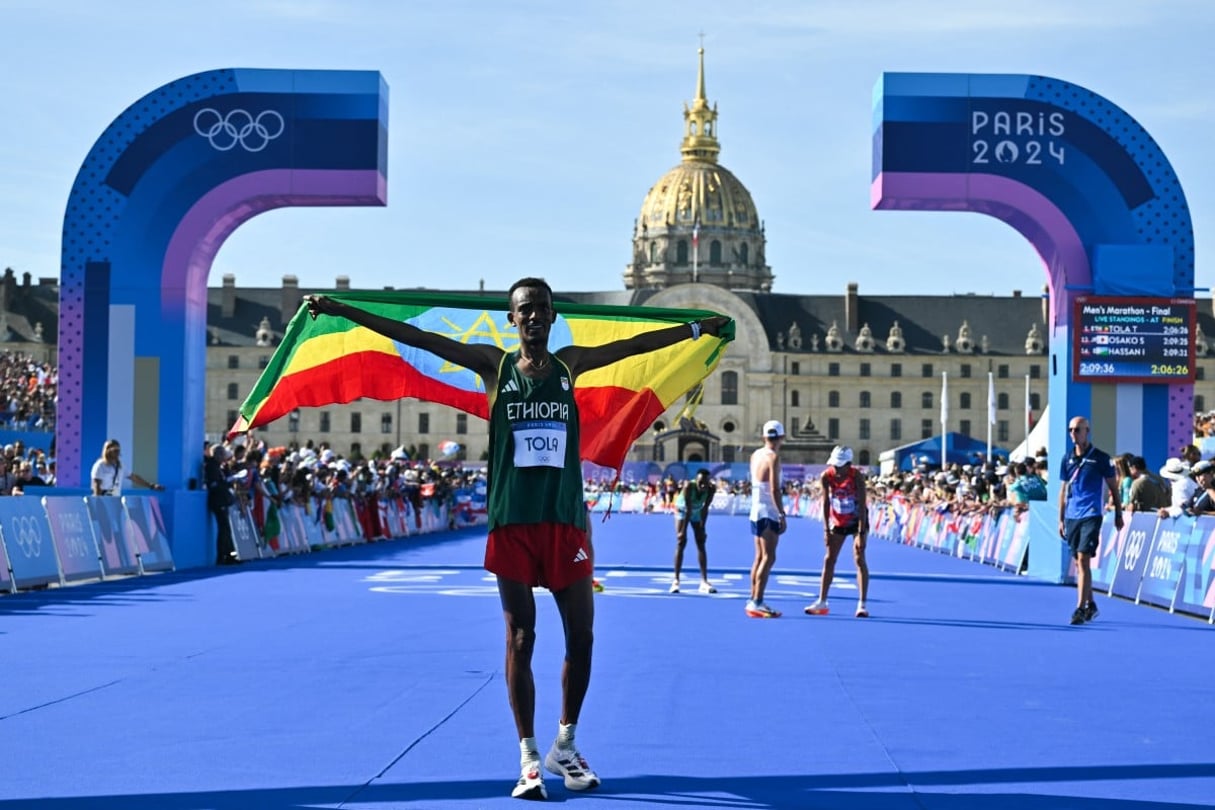 L’Éthiopien Tamirat Tola devant la ligne d’arrivée du marathon. © Andrej ISAKOVIC / AFP