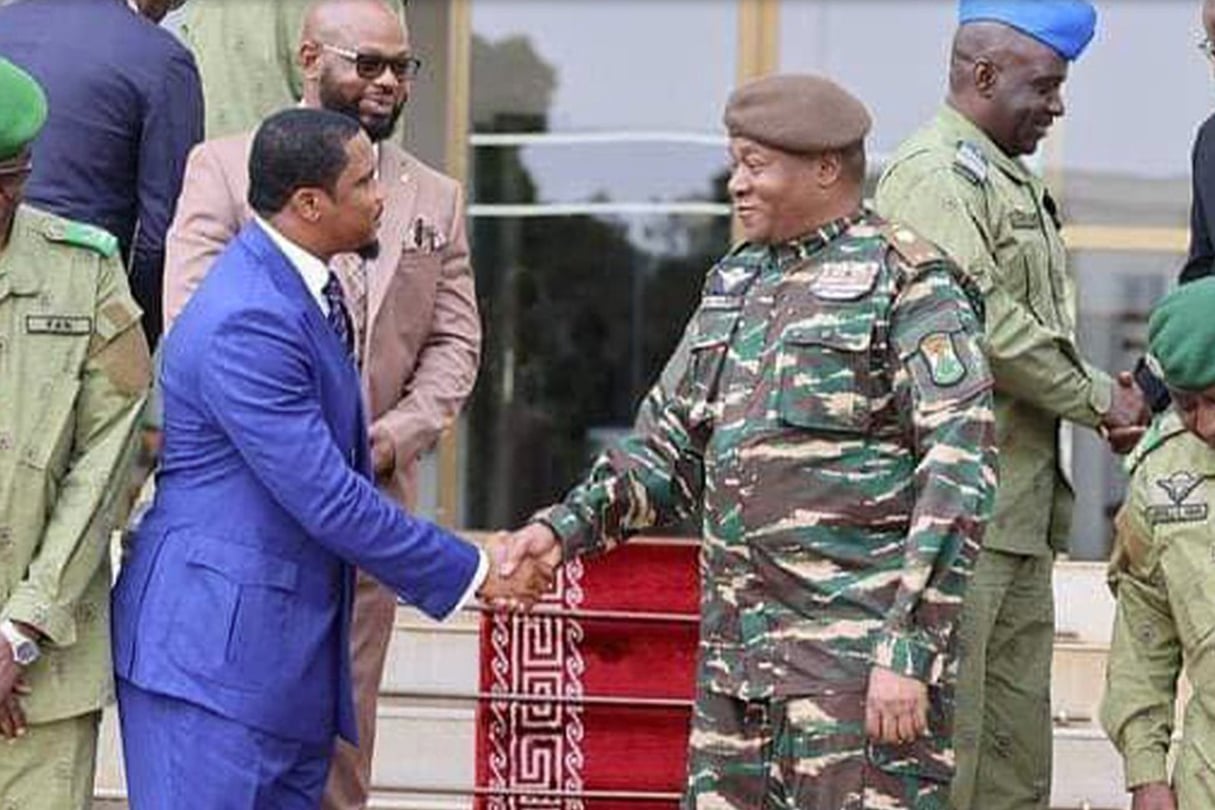 Samuel Eto’o rencontre le général Tiani à Niamey, samedi 10 août 2024. © DR