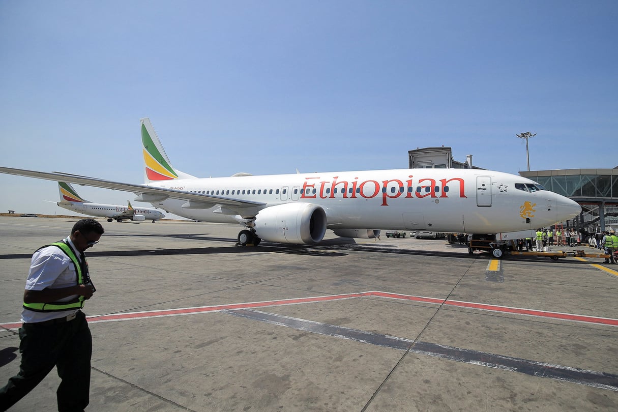 Un avion Boeing 737 Max 8 de la compagnie Ethiopian Airlines décolle de l’aéroport international de Bole à Addis-Abeba, en Éthiopie, le 1er février 2022, lors d’une démonstration de reprise des vols. © REUTERS/Tiksa Negeri