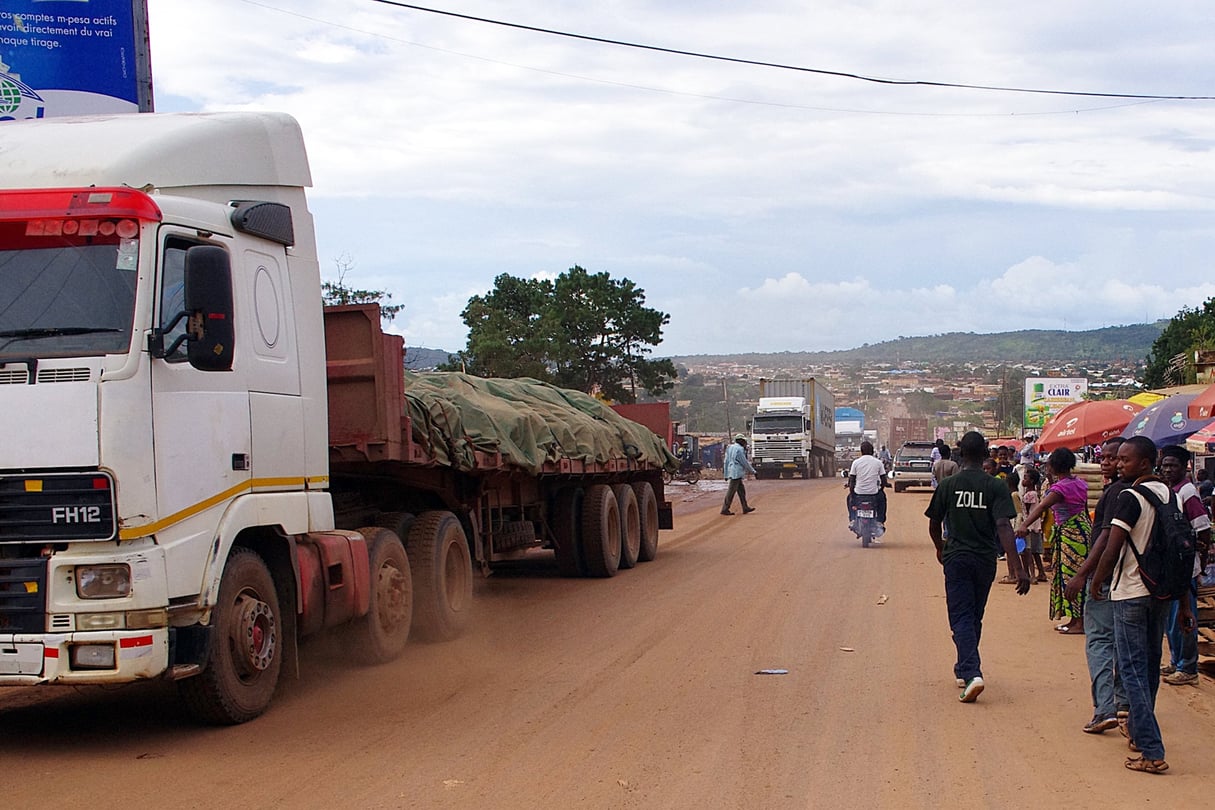 Camions bloqués à Kasumbalesa, une ville congolaise à la frontière entre la RDC et la Zambie, le 13 février 2014.- © MARC JOURDIER/AFP