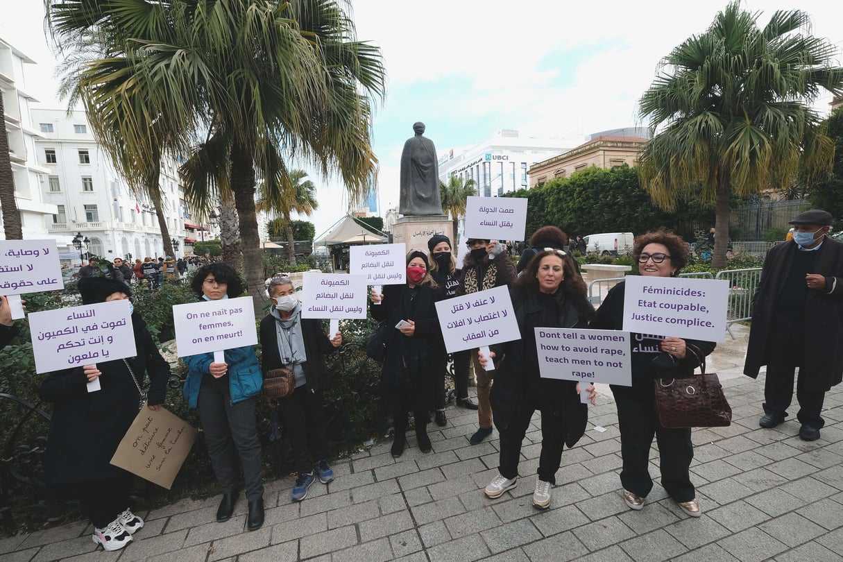 Des manifestantes dénoncent les violences faites aux femmes, avenue Habib-Bourguiba, à Tunis, le 10 décembre 2021. © Shutterstock/SIPA