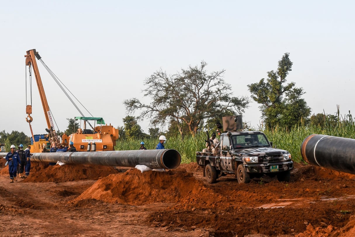 Des ouvriers nigériens et chinois sur le chantier d’un oléoduc dans la région de Gaya, au Niger, le 10 octobre 2022. © (Photo BOUREIMA HAMA / AFP)