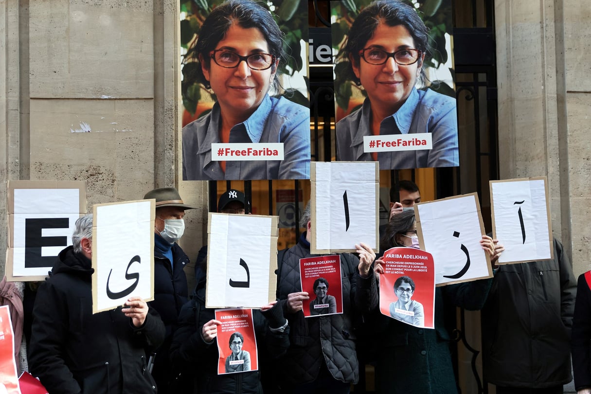 Collègues de l’universitaire franco-iranienne Fariba Adelkhah, manifestant devant Sciences Po, à Paris, le 13 janvier 2022, contre la décision du gouvernement iranien de la renvoyer en prison. © Thomas Coex/AFP