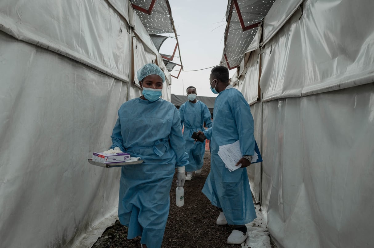 Des membres du personnel de santé au sein du centre de traitement Mpox de l'hôpital général de référence de Nyiragongo, au nord de Goma, le 17 août 2024. &copy; GUERCHOM NDEBO/AFP