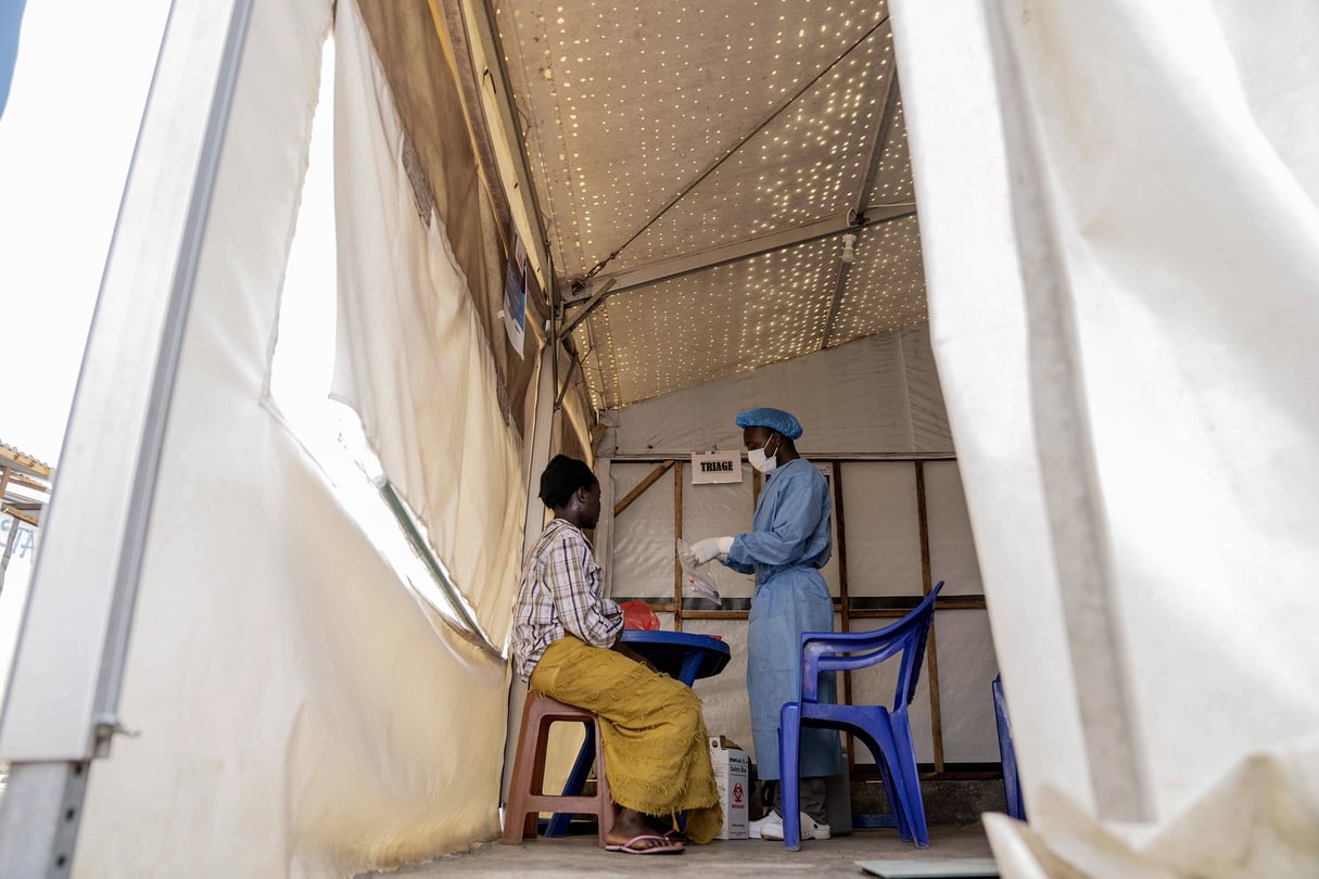 Un soignant s’occupe d’un patient touché par le Mpox au Congo © Moses Sawasawa/AP/SIPA