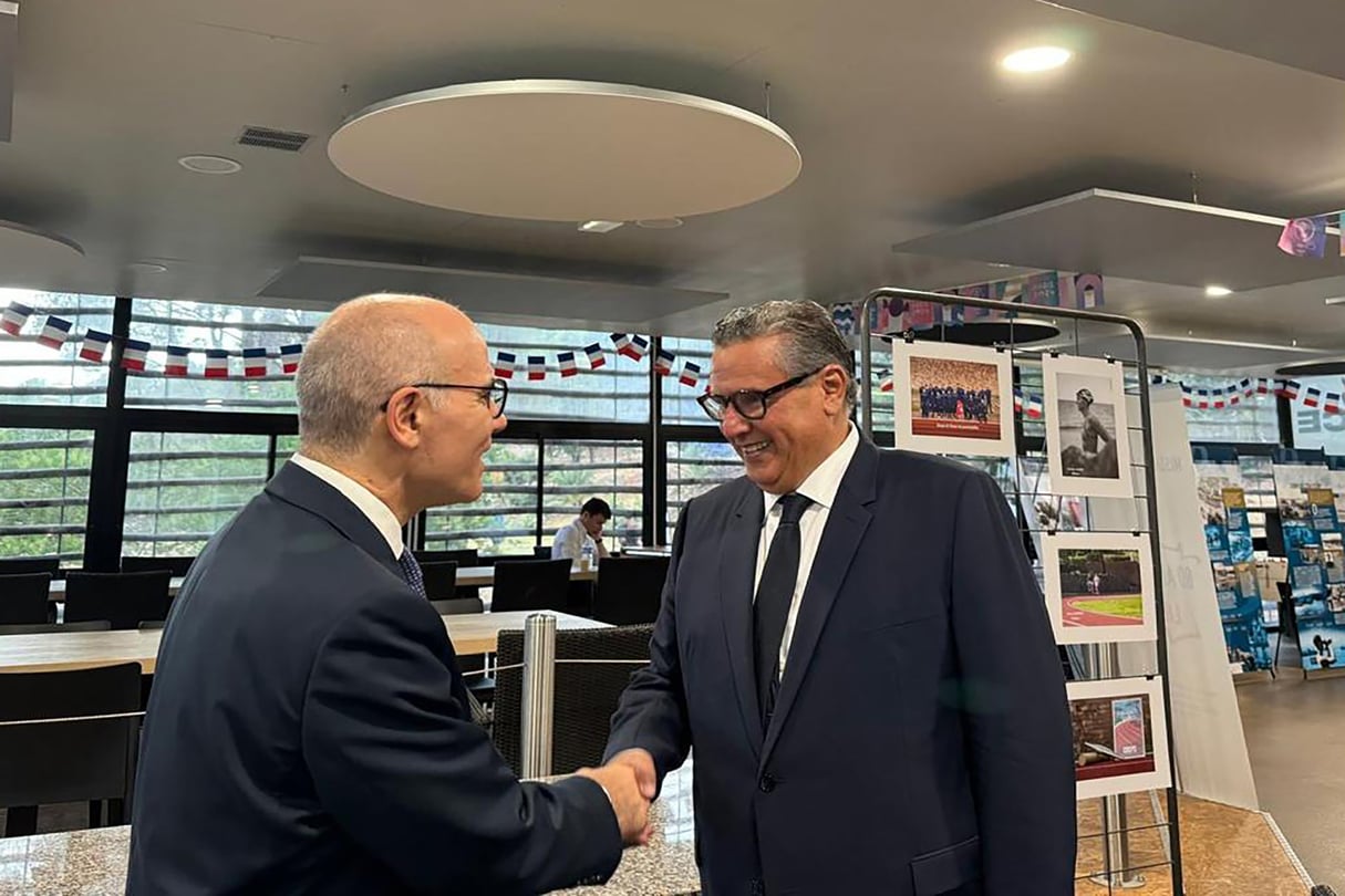 Le Premier ministre marocain, Aziz Akhannouch, et  Nabil Amar, ancien ministre des Affaires étrangères tunisien, le 15 août 2024 à la célébration du 80e anniversaire du Débarquement de Provence. © MAE TUNISIE