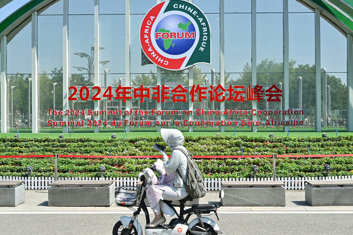 Affichage annonçant le Forum sur la coopération sino-africaine (Focac) 2024, à Pékin le 30 août. © ADEK BERRY / AFP