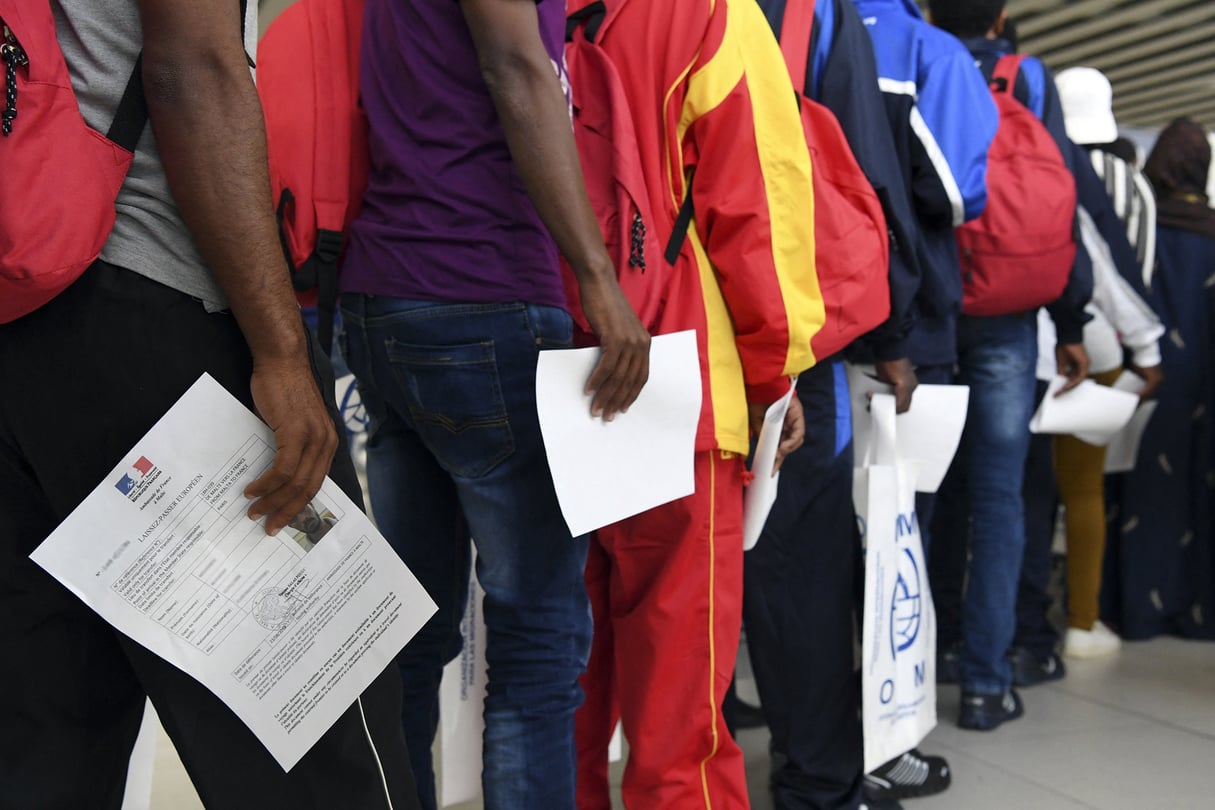 Des demandeurs d'asile tiennent un document officiel délivré par l'ambassade de France à Malte, à l'aéroport Paris-Charles-de-Gaulle, le 30 août 2018. &copy; ALAIN JOCARD/AFP