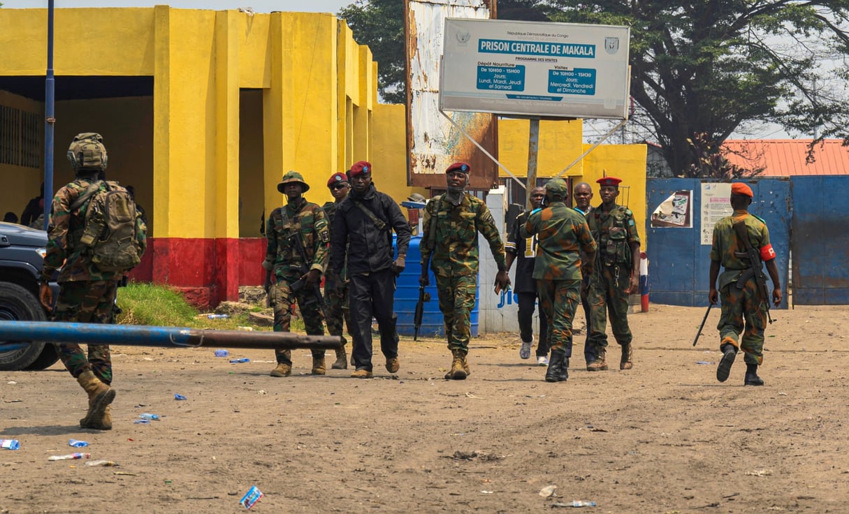 Des militaires congolais devant l’entrée de la prison centrale de Makala, à Kinshasa, le 3 septembre 2024. © Hardy BOPE / AFP