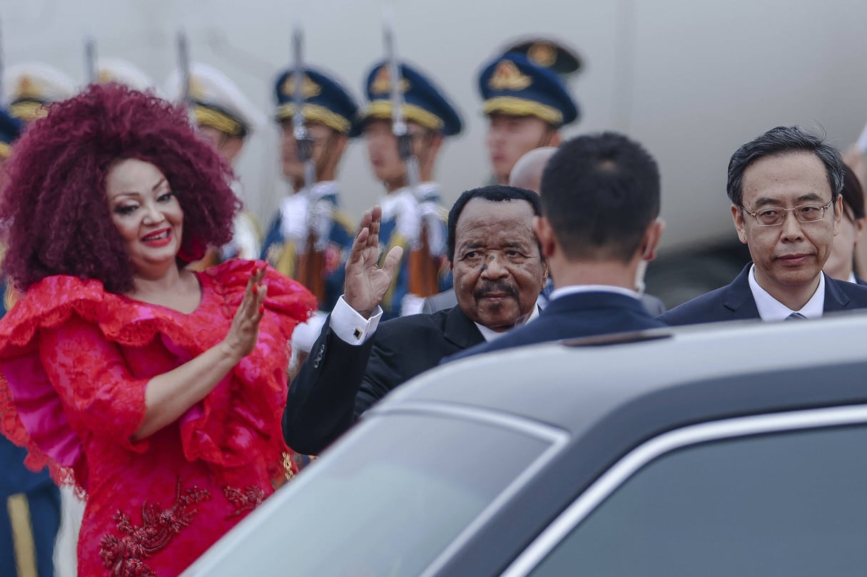 Paul Biya, le président du Cameroun, et son épouse, Chantal, à leur arrivée à l’aéroport de Pékin, le 4 septembre 2024. © Wu Hao/AP/SIPA