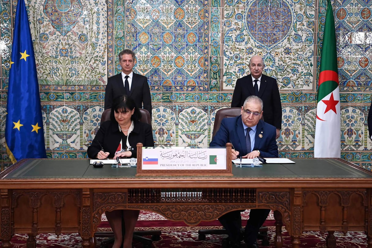 Le président algérien, Abdelmadjid Tebboune (à droite, à l'arrière), et le Premier ministre slovène, Robert Golob (à gauche, à l'arrière), assistent à une cérémonie de signature d'un accord de coopération, à Alger, le 27 mai 2024. &copy; APS/CHINE NOUVELLE/SIPA