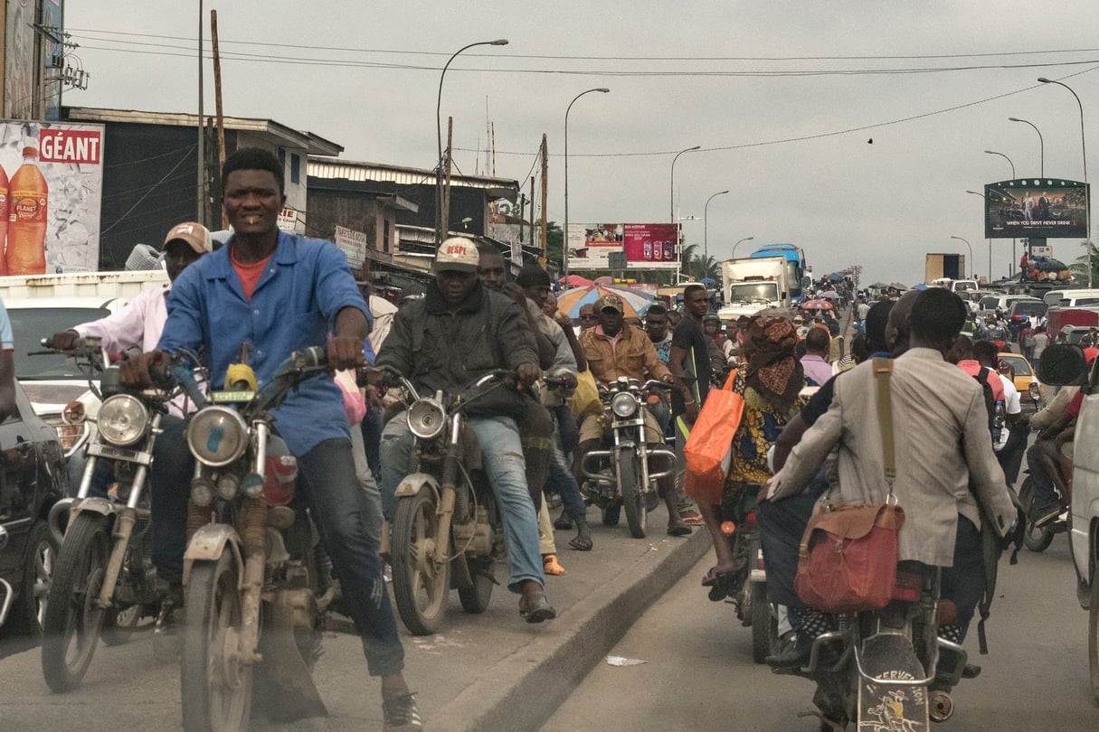 L’un des facteurs pricnipaux de la pollution de l’air aux particules fines est le transport urbain (illustration). Cameroon. West region. The motorcycle is the essential transport tool in Africa. The « moto taxi » allows you to carry bread as well as live pigs, children to school or to transport passengers. The vast majority are Chinese motorcycles.
Cameroun. Region ouest. La moto est l’instrument de transport incontournable en Afrique. La « moto taxi » permet d’acheminer aussi bien le pain, que des porcs vivants, des des enfants vers les ecoles ou de faire du transport de passager. La grande majorite sont des motos chinoises. Sur des routes defoncees elles permettent a des ouvriers ou des ouvrieres de rejoindre les champs, de transporter des produits agricoles. C’est le moyen le plus economique pour passer d’un point a un autre. La plupart de ces motos sont en tres mauvais etat. La « moto taxi » est souvent le seul revenu pour des familles. Circulation dans la ville portuaire de Douala
© Mario FOURMY/SIPA