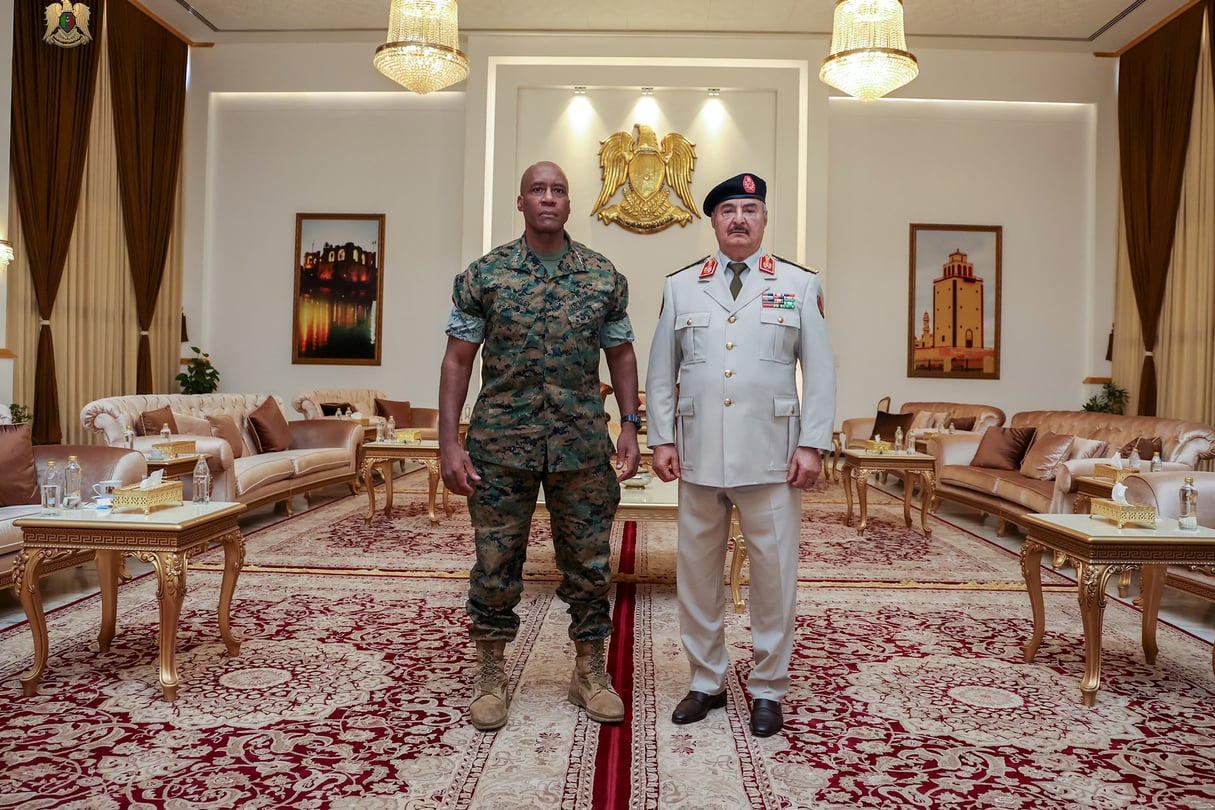 Le général Michael Langley, du Commandement des États-Unis pour l’Afrique, et le commandant de l’Armée nationale libyenne Khalifa Haftar se rencontrent dans un lieu non identifié, en Libye. © Libyan National Army/Handout via REUTERS