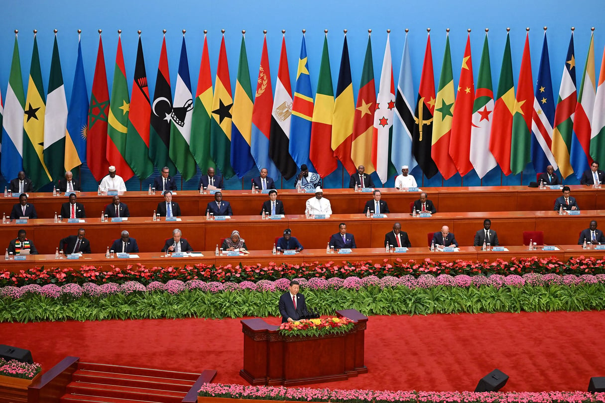 Le président chinois, Xi Jinping (seul en bas), s’exprime lors de la cérémonie d’ouverture du Focac au Palais du peuple, à Pékin, le 5 septembre 2024. © GREG BAKER / POOL / AFP