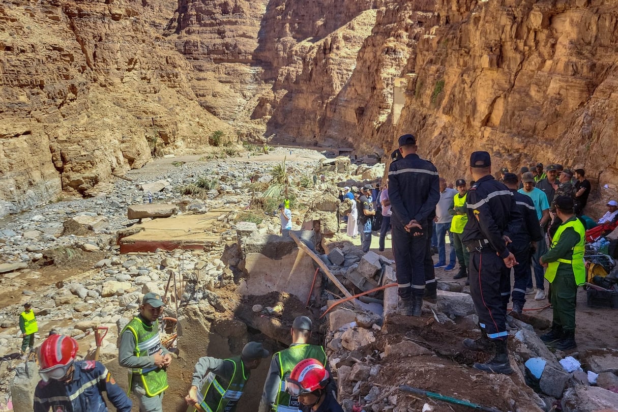 Des membres des Forces auxiliaires et de la Protection civile du Maroc fouillent les décombres à la recherche de personnes disparues dans une zone dévastée par les inondations à Tamanart, dans la province de Tata, le 9 septembre 2024. © M’hand OUBARKA / AFP