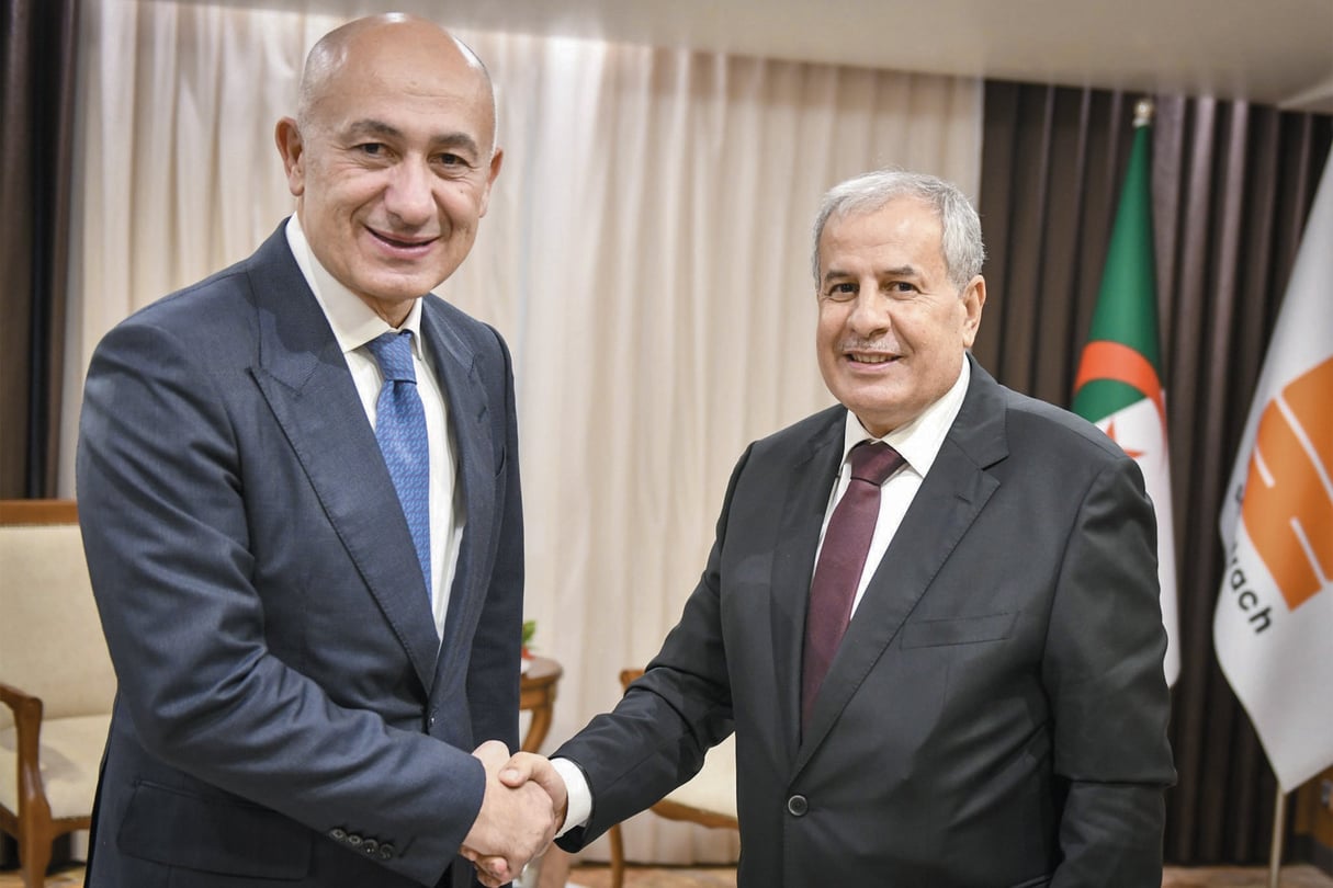 Le PDG du groupe public Sonatrach, Rachid Hachichi (à droite), et son homologue turc, Erman Ilicak (à gauche), président de Rönesans Holding, à Alger, le 9 septembre 2024 © Le PDG du groupe public Sonatrach, Rachid Hachichi (à droite), et de son homologue turc, Erman Ilicak, pdg de Ronesans Holding 
Le groupe Sonatrach et son partenaire turc Ronesans Holding ont annoncé le 09.09.2024 à Alger, la décision finale d’investissement (FID) du projet de déshydrogénation du propane et de production de polypropylène (PDHPP), qui sera réalisé en Turquie, a indiqué le groupe public dans un communiqué.