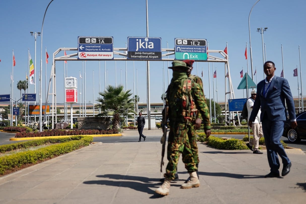 Un policier kényan devant l’aéroport Kenyatta de Nairobi. © SIMON MAINA / AFP