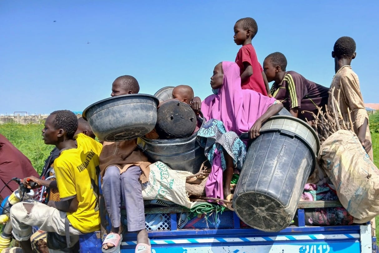 Des habitants transportent leurs biens sur une moto pour échapper aux inondations, à Maiduguri, le 10 septembre 2024. © Audu MARTE / AFP