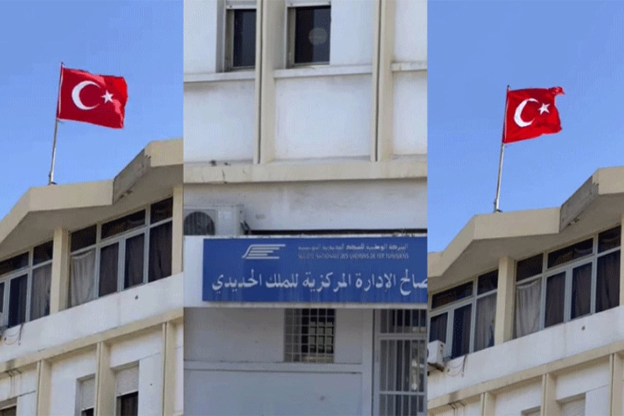 Drapeau turc hissé en haut du bâtiment de la Société nationale des chemins de fer tunisiens © DR