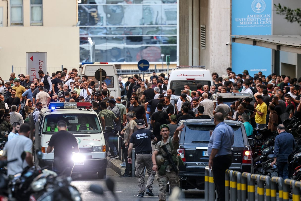 Des ambulances sont entourées de personnes à l’entrée du centre médical de l’université américaine de Beyrouth, le 17 septembre 2024 © (Photo par Anwar AMRO / AFP