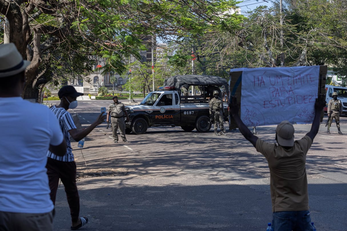 Des centaines de personnes ont manifesté dans les rues de la capitale du Mozambique Maputo, le 2 novembre 2024. © ALFREDO ZUNIGA / AFP