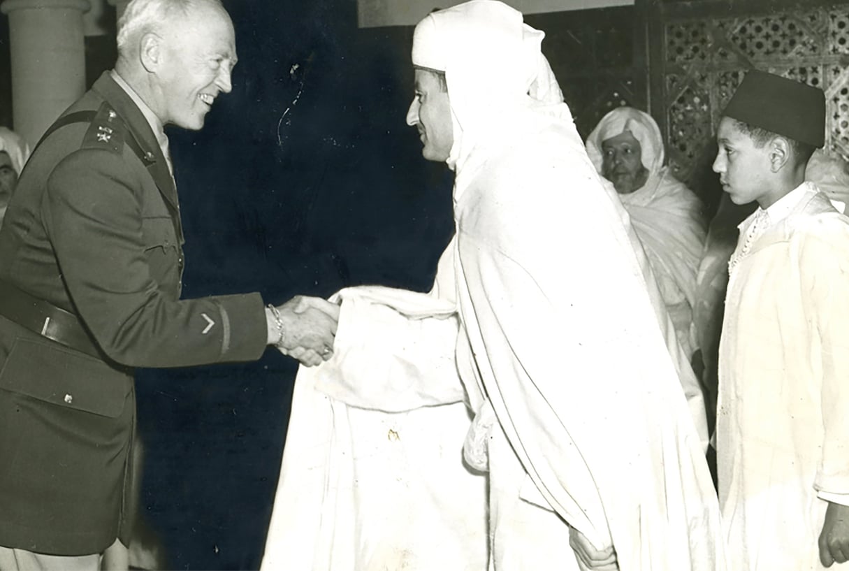 Le lieutenant-général américain George Patton reçu par le sultan Mohammed Ben Youssef du Maroc (futur roi Mohammed V) dans son palais de Rabat, en 1943, en présence de son fils aîné Moulay Hassan, futur Hassan II (à dr.). © Akg-Images