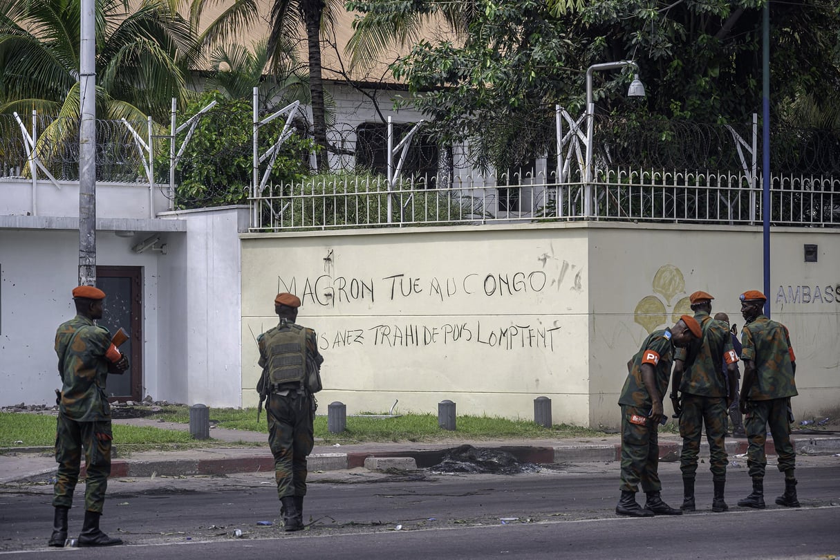 Des membres des unités spéciales de la police nationale congolaise montent la garde devant l’ambassade de France après l’attaque du bâtiment, à Kinshasa, le 28 janvier 2025. © Hardy BOPE/AFP