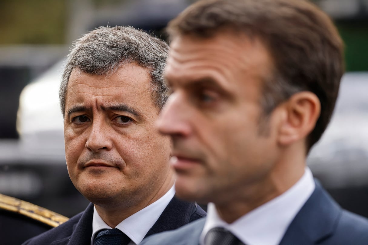 L’ex-ministre français de l’Intérieur, Gérald Darmanin (à g.), qui a commandé le rapport, et le président Emmanuel Macron lors d’une visite du commissariat de police de Bordeaux, dans l’ouest de la France, le 9 février 2024. © Ludovic MARIN / POOL / AFP