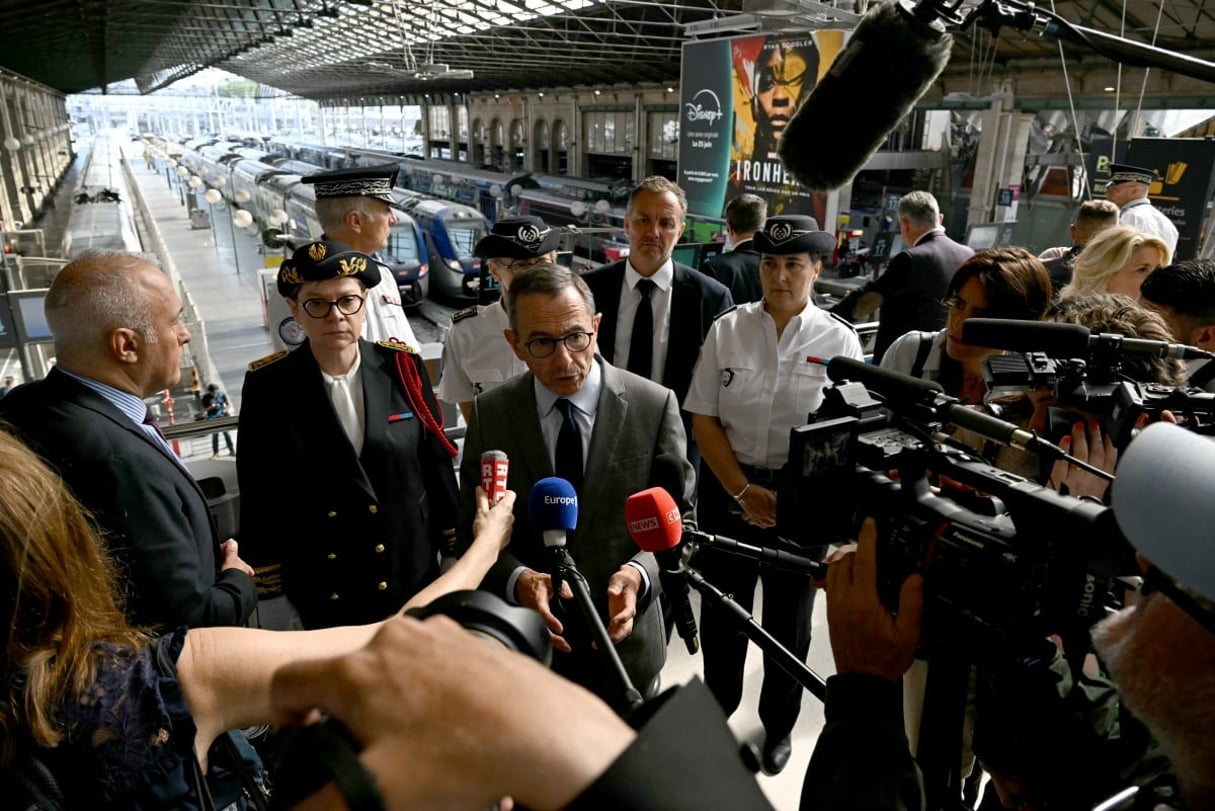 Bruno Retailleau, ministro del Interior francés, se dirige a la prensa en la Gare du Nord de París, durante la operación de control de identidad que inició, el 19 de junio de 2025. © Martin LELIEVRE / POOL / AFP