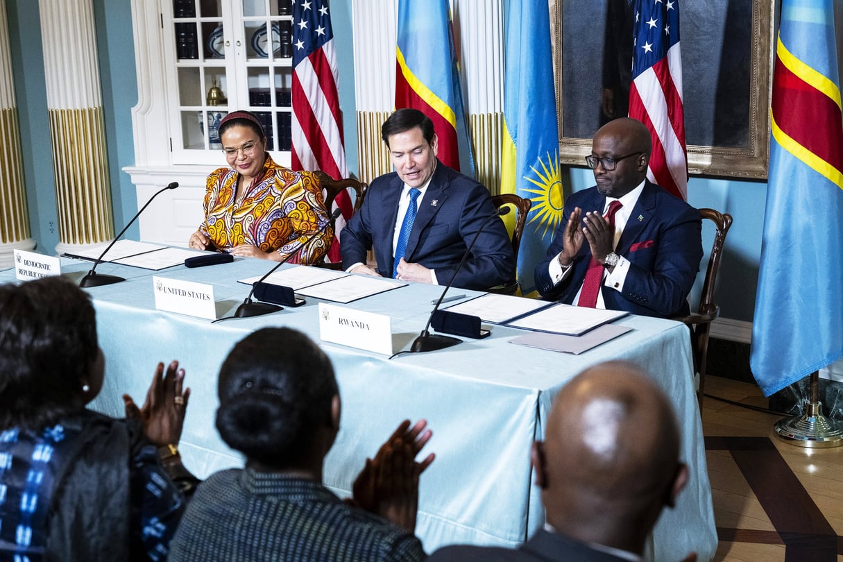 La ministre congolaise des Affaires étrangères, Thérèse Kayikwamba Wagner, le secrétaire d’État américain Marco Rubio, et le ministre rwandais des Affaires étrangères, Olivier Nduhungirehe, lors de la cérémonie de signature d’une déclaration de principes entre la RDC et le Rwanda, à Washington DC, le 25 avril 2025.