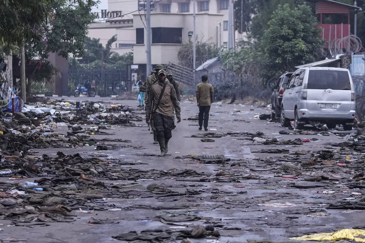 Des rebelles du M23 patrouillent dans les rues de Goma, en RDC, le 29 janvier 2025.