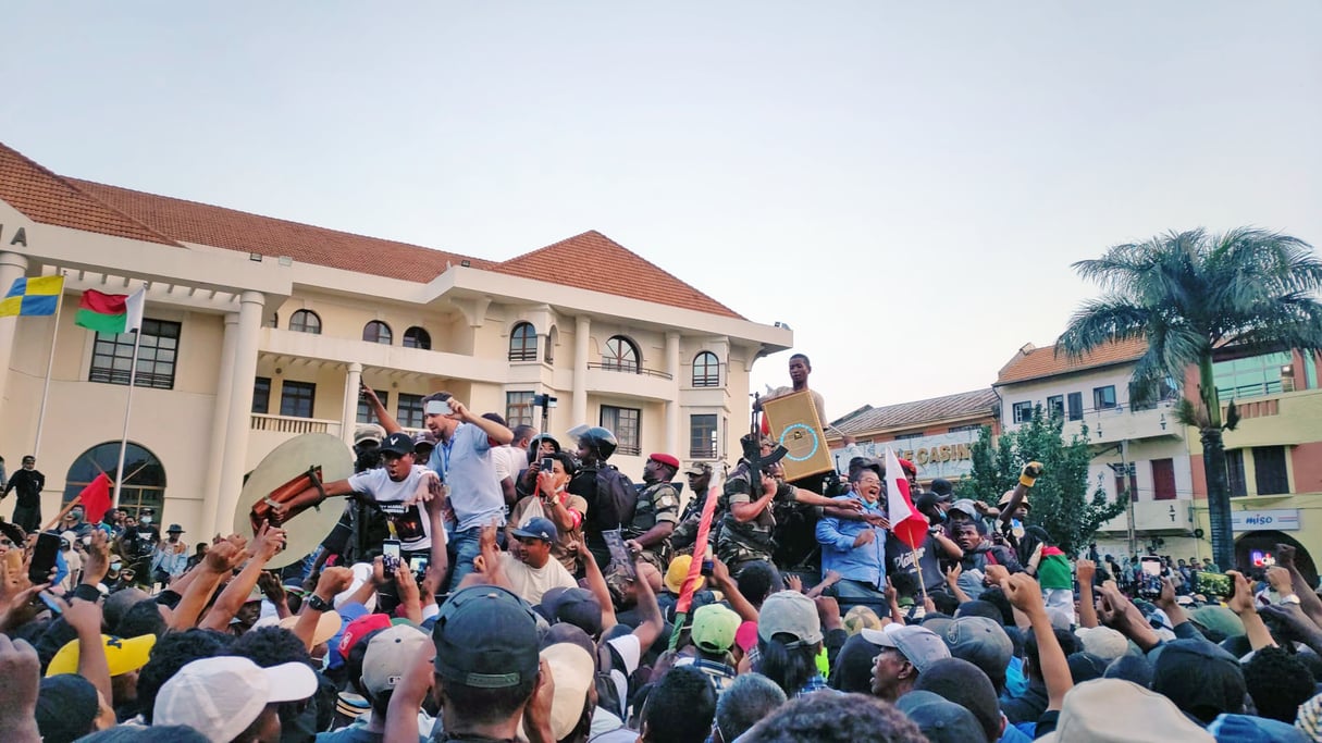 Des manifestants et des soldats, sur la place du 13-Mai, à Antananarivo, le 11 octobre 2025.