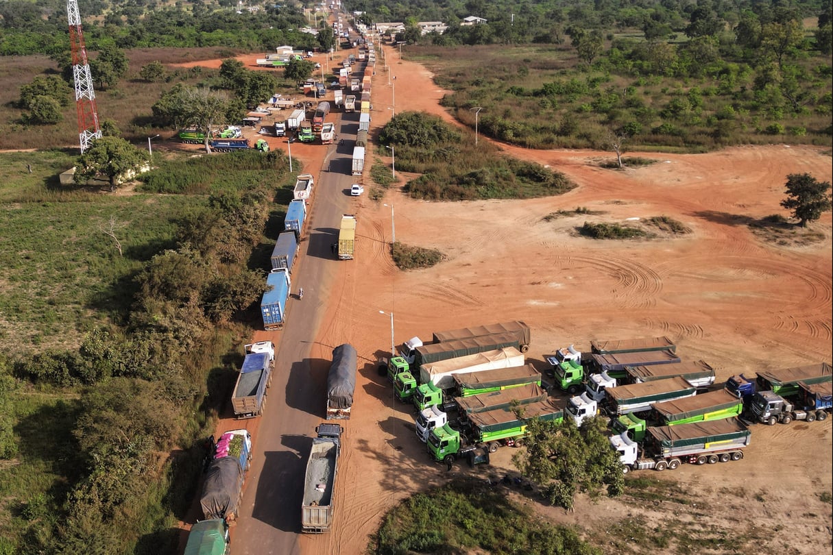 Cette vue aérienne montre des camions maliens attendant de franchir la frontière entre la Côte d’Ivoire et le Mali, dans le village de Nigoun, près de Tengrela, le 31 octobre 2025.