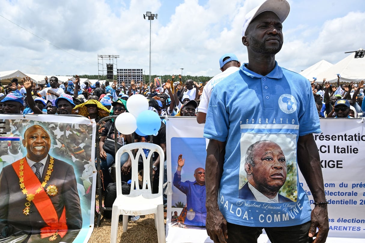 Simpatizantes del expresidente y excandidato presidencial marfileño Laurent Gbagbo, quien fue excluido del registro electoral, asistieron al Festival del Renacimiento en Dabou el 12 de abril de 2025. © Issouf SANOGO/AFP