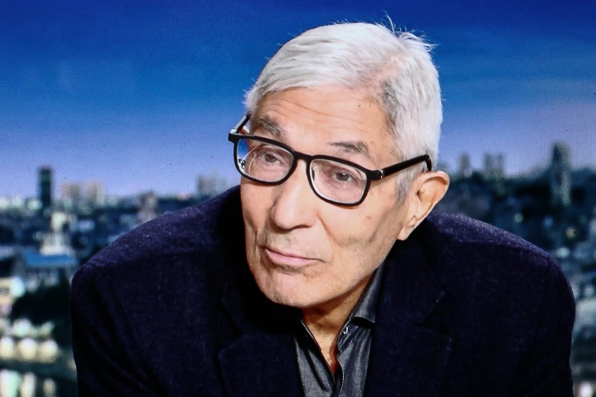 Cette photo d'un écran numérique montre l'écrivain franco-algérien lors d'une interview diffusée au journal télévisé du soir de France 2, à Paris, le 23 novembre 2025. Il s'agit de sa première prise de parole publique depuis sa libération le 12 novembre, après un an d'emprisonnement en Algérie pour des propos tenus sur son pays natal. L'écrivain de 81 ans, gracié par le président algérien à l'issue d'un accord entre Alger et Berlin, est rentré en France le 18 novembre.
