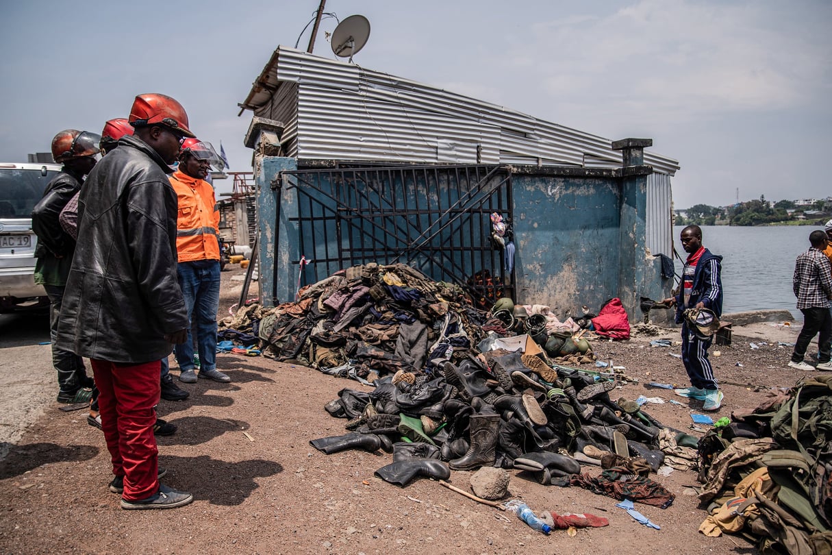 Au port de Goma, le 18 février 2025, des chauffeurs de taxi-moto regardent du matériel militaire abandonné par les forces gouvernementales et récupéré par le M23.