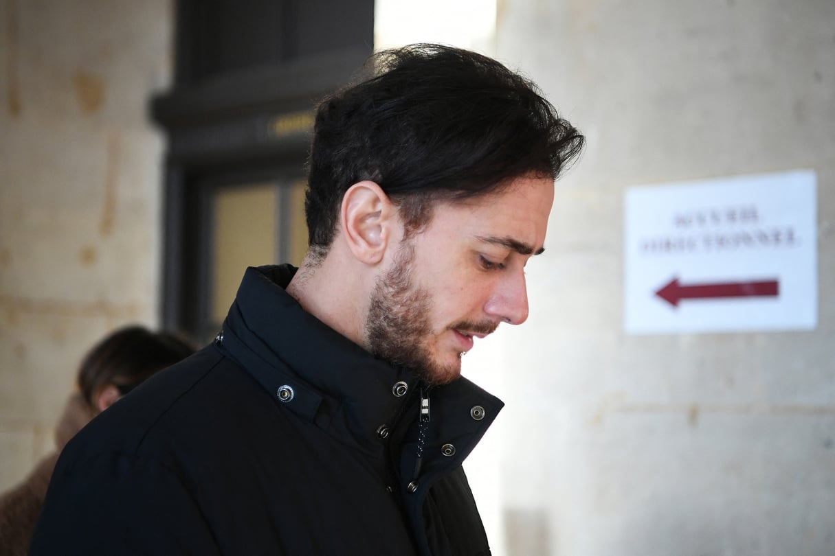Le chanteur marocain Saad Lamjarred arrive au tribunal pour l'ouverture de son procès pour viol devant la Cour d'assises de Paris, le 21 février 2023.