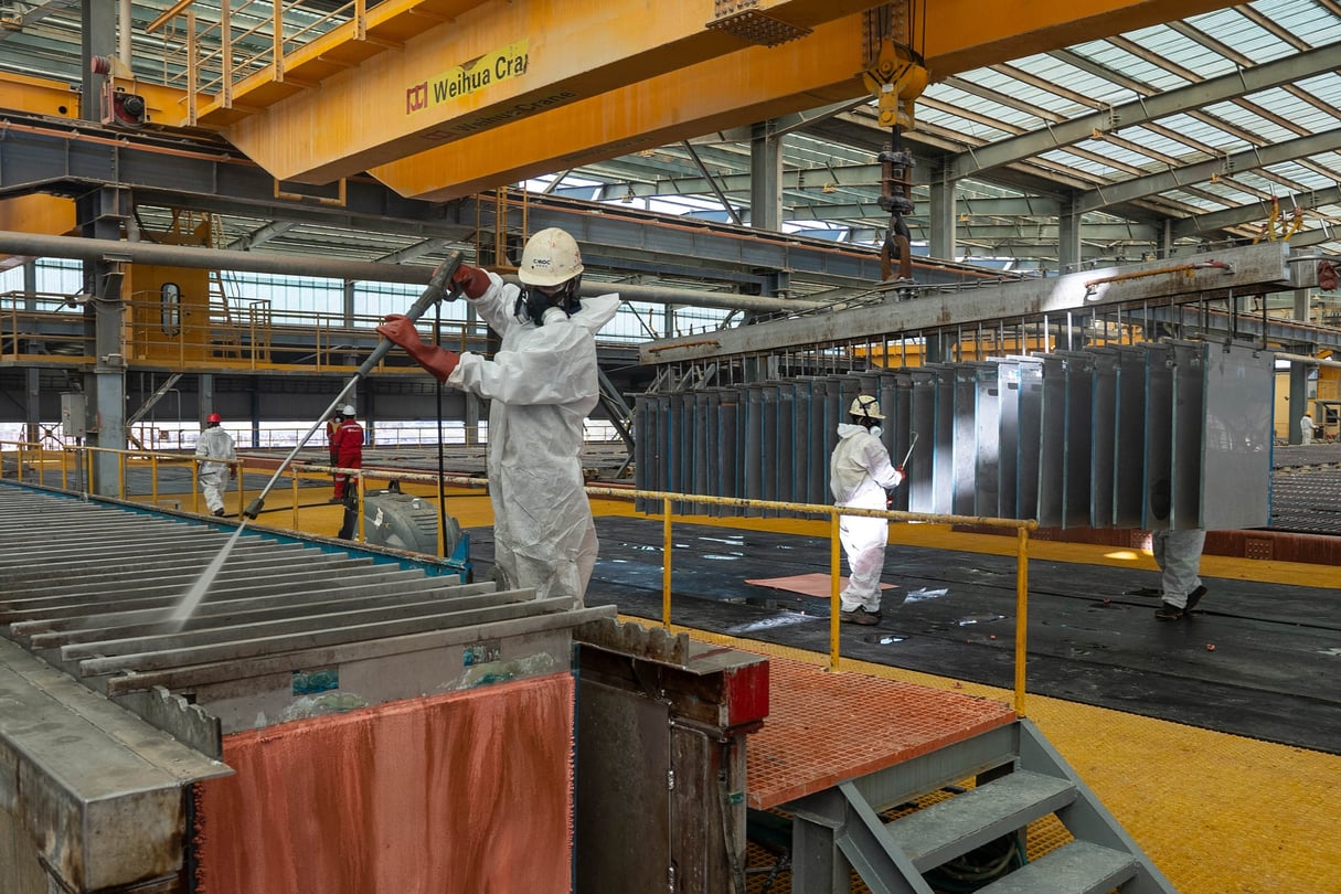 Des ouvriers traitent des cathodes de cuivre dans une usine de la mine de Tenke Fungurume, l’une des plus grandes mines de cuivre et de cobalt au monde, située dans le sud-est de la RDC, le 17 juin 2023. © Emmet LIVINGSTONE / AFP