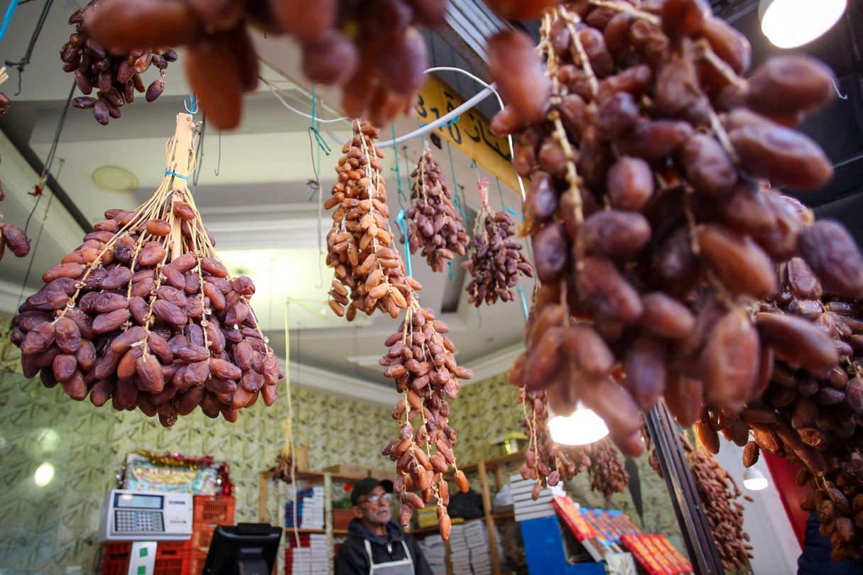 Vendeur de dattes sur le marché central de Tunis, le 1er mars 2025, premier jour du ramadan.