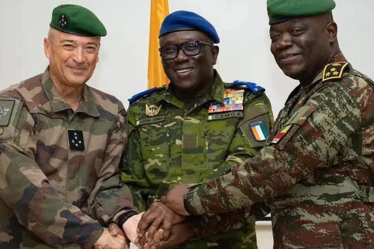 Réunion tripartite des chefs d’état-major à Cotonou, le 19 mars 2026 : le Français Fabien Mandon (à g.), le général ivoirien Lassina Doumbia (au centre) et le général béninois Fructueux Gbaguidi.