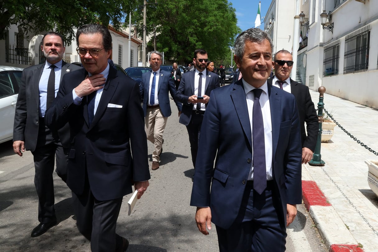 Le ministre français de la Justice, Gérald Darmanin (à droite), et l'ambassadeur de France en Algérie, Stéphane Romatet (à gauche), quittent Alger après leur rencontre avec le ministre algérien de la Justice, le 18 mai 2026. M. Darmanin est accompagné de plusieurs hauts magistrats français lors d'une visite qui vise à revitaliser la coopération judiciaire entre les deux pays. 