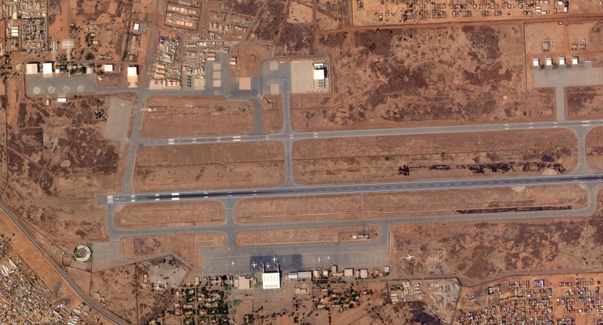 Image satellite de l’aéroport de Niamey le 29 janvier 2026, peu après l’attaque.