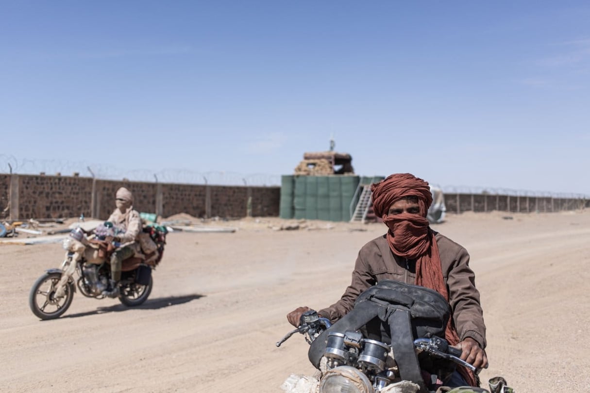 Des membres armés du Mouvement national de libération de l'Azawad (FLA) circulent à moto dans le camp de Battle d'Amachach, quatre jours après le retrait des Corps africains, à Tessalit, le 6 mai 2026. (Photo AFP)