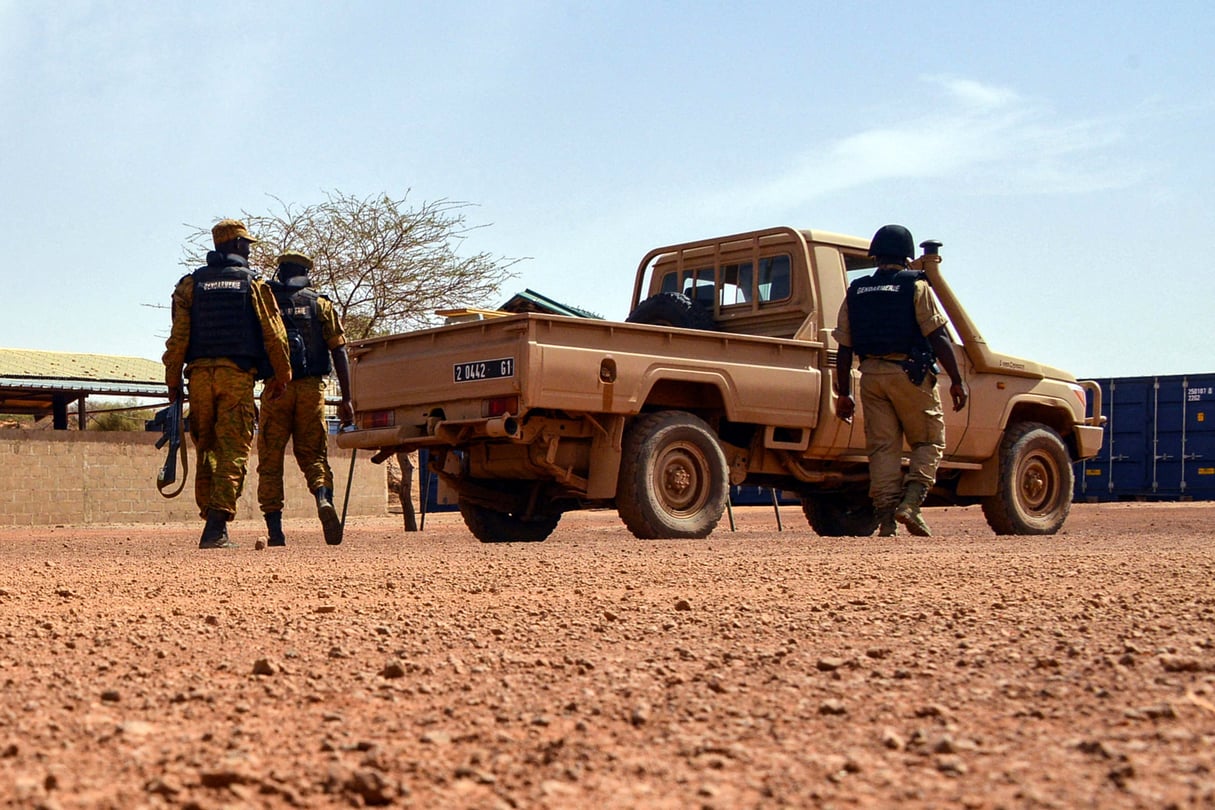 Des soldats burkinabè patrouillent près de la mine de Tambao, dans le nord du pays, en avril 2015.