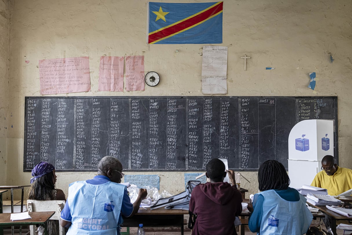 Des représentants officiels de la CENI décomptent les voix dans un bureau de vote de Lubumbashi, le 21 décembre 2023. © Patrick Meinhardt/AFP