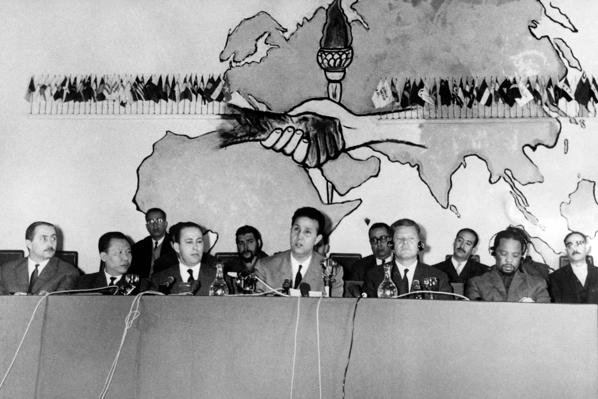 Le président algérien Ahmed Ben Bella (au centre) à l’ouverture du Séminaire de solidarité économique Afrique-Asie, à Alger, le 22 février 1965. Parmi les personnalités présentes, Ernesto Che Guevara (2e rang, 2e à g.). © Cardenas/AFP